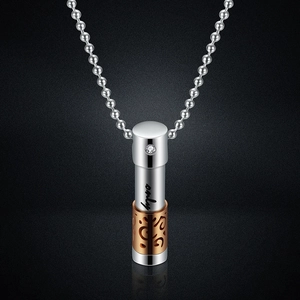 Makroaufnahme von Zylinder-Parfüm-Anhänger in Silber und Roségold mit Only-Gravur