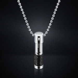 Detail der 38mm Edelstahl Parfümflasche Halskette mit 'only' Gravur und Zirkon-Inlay