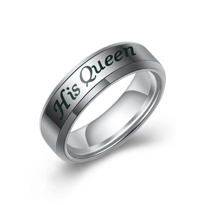 Anello di coppia in acciaio inossidabile satinato con incisione His Queen su bianco