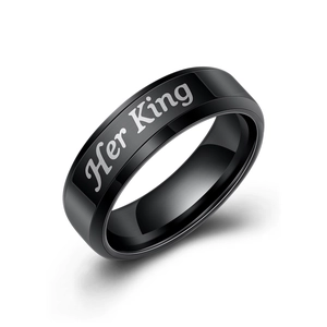 Anello da uomo in acciaio inossidabile nero opaco con elegante incisione Her King
