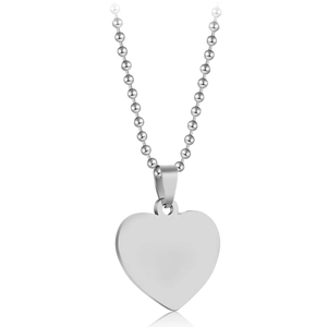 Collana con pendente a cuore in acciaio inossidabile lucido e catena a sfere su bianco