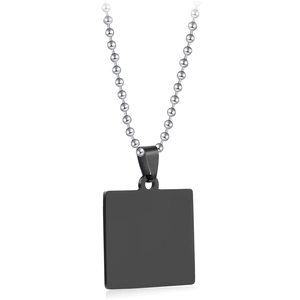 Dettaglio del pendente quadrato nero opaco con collana a catena a sfere argento
