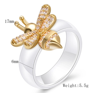 Anillo de cerámica blanca de 6mm con motivo de abeja dorada y circonitas brillantes