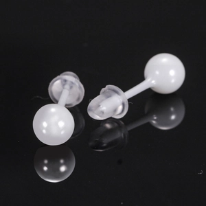 Minimalistische 8mm weiße runde Keramik-Ohrstecker mit Silikonverschlüssen auf Schwarz