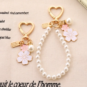 Dragonne en perles et porte-clés à fermoir cœur avec breloques fleurs en émail