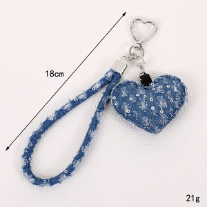 Détail de la dragonne coeur en denim bleu de 18cm avec des paillettes et boucle en métal