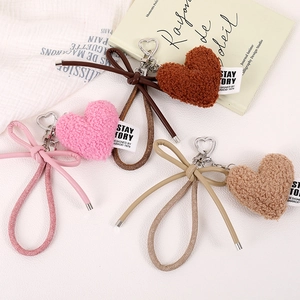 Colgantes de bolso en forma de corazón de felpa con lazo y mosquetón de metal fino