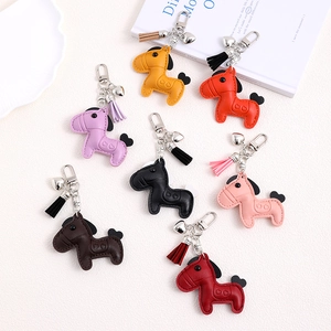 Llaveros de cuero con forma de poni de colores con relieve de corazón y borlas finas