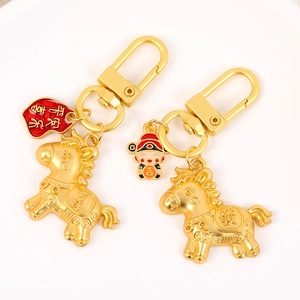 Vue détaillée de deux porte-clés cheval doré avec breloques de chance chinoises