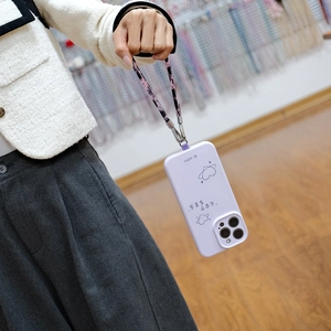 Hellviolette Smartphone Hülle mit Leoparden-Handgelenkschlaufe und Be Happy Schriftzug