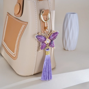 Pendentif papillon brodé violet fait main avec perles et gland en soie pour sacs