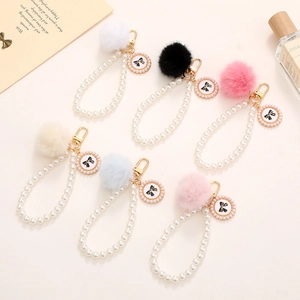 Lot de porte-clés élégants en perles avec pompons en peluche et crochets dorés de luxe
