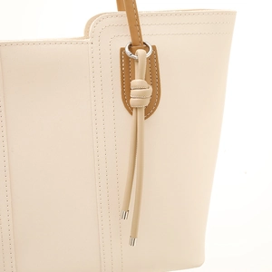 Beige PU-Leder Handtasche mit handgewebtem Gurt und raffinierten Metallschnallen