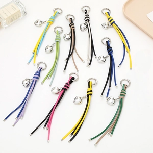 Porte-clés cœur en cuir coloré avec pompons à franges et boucle à ressort argentée