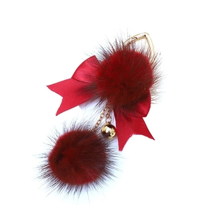 Porte-clés en fourrure de vison rouge foncé avec nœud satiné et fermoir cœur doré