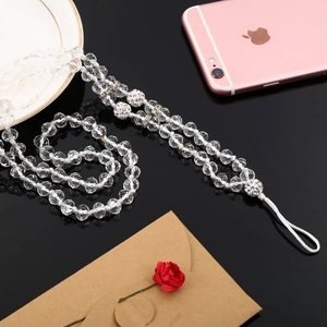Dettaglio del cordino per cellulare in cristallo con strass e perline di vetro sfaccettate