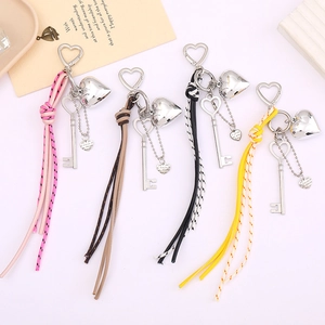 Porte-clés Cœur en Corde de Similicuir Tissé de Couleur Contrastée Pendentif Cœur Clé en Métal Décoration de Charme de Sac Bijoux Accessoire Femme