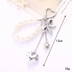 Detail of pearl heart bow keychain with dimensions 13cm and 26g weight for bags