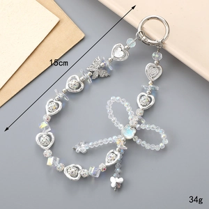 Dettaglio portachiavi a perle da 15cm con cuore di cristallo e ciondolo farfalla strass
