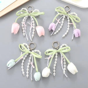 Charm de sac tulipe et perles avec nœud élégant en tons rose violet et bleu pastel