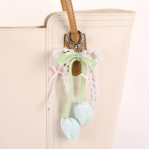 Bijou de sac en perles avec nœud en soie vert et breloques tulipes bleues élégant