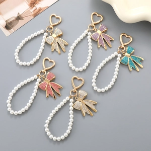 Portachiavi con fiocco di strass, catene di perle e clip a cuore in cinque colori