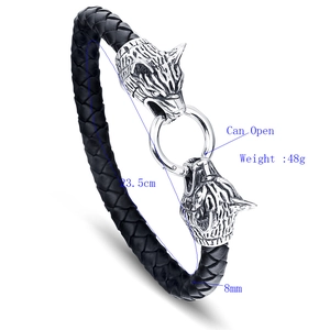 Detailansicht des 8mm schwarzen Lederarmbands mit Wolfsköpfen und 23,5 cm Größenangabe