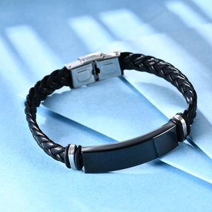 Primer plano de pulsera de cuero negro trenzado de 12mm con placa y cierre de acero