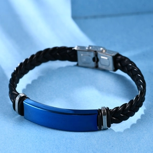 Detalle de pulsera de cuero trenzado negro con placa de metal pulido azul y cierre metálico
