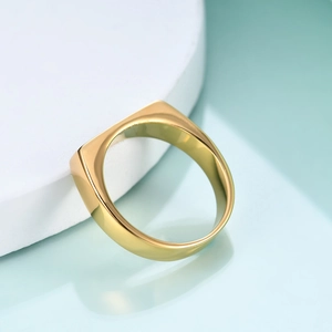 Polierter goldener Siegelring in rechteckiger Form aus Edelstahl im minimalistischen Stil