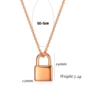 Vue détaillée du pendentif cadenas en or rose 18K avec dimensions 19mm x 12mm et chaîne 50cm