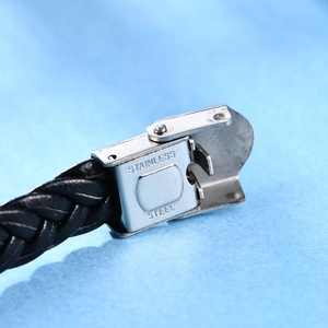 Detalle de pulsera de cuero trenzado de 12mm con cierre plegable de acero inoxidable sólido