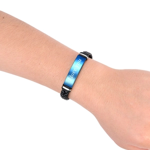Pulsera de cuero trenzado con placa de acero azul y grabado del mensaje I love you