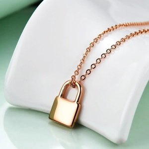 Pendentif cadenas poli en or rose 18K sur collier minimaliste en acier inoxydable chic