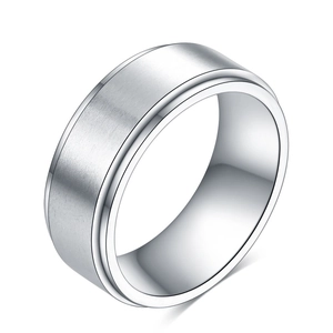 Vue détaillée d'une bague en acier inoxydable argenté de 8 mm avec finition brossée