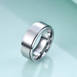 Vue macro d'une bague rotative en acier inoxydable 8mm avec texture brossée et bords polis