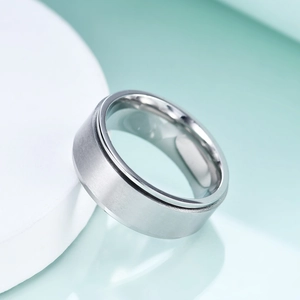 Vue macro latérale d'une bague tournante argent 8mm avec finition brossée et polie