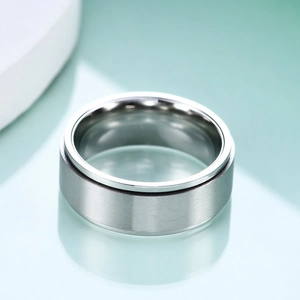 Gros plan d'une bague anti-stress rotative de 8mm en acier inoxydable fini brossé
