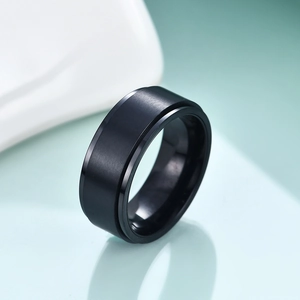 Détail d'une bague en acier noir de 8mm avec finition brossée mate et bordures polies