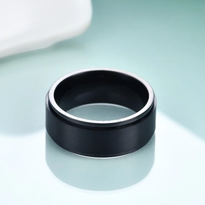 Bague rotative de 8mm en acier inoxydable noir brossé avec bande intérieure polie argent