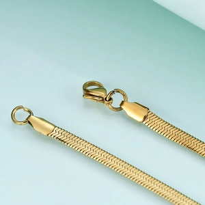 Makroaufnahme einer 4mm goldene Schlangenkette mit Karabinerverschluss und poliertem Finish