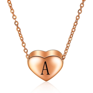 Minimalistische roségouden hartjesketting met gegraveerde letter A op spiegelglans