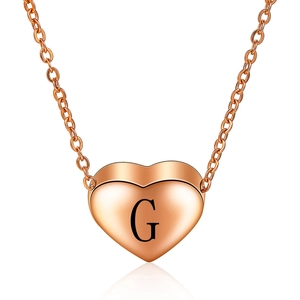 Detail van 12mm roségouden hart hanger met gegraveerde letter G aan een fijne O-ketting