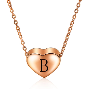 Minimalistische roségouden hartketting met gegraveerde letter B aan een fijne ketting
