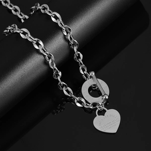 Dettaglio della collana cuore in acciaio inossidabile con chiusura OT e incisione