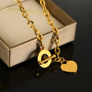 Collana OT dorata in acciaio inox con ciondolo a cuore e incisione biblica Proverbi 4:23
