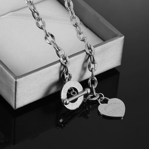 Collana in acciaio inox con chiusura OT e ciondolo a cuore inciso Proverbi 4:23