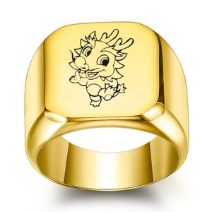 Gros plan sur une bague chevalière carrée plaquée or 18 carats avec gravure dragon de dessin