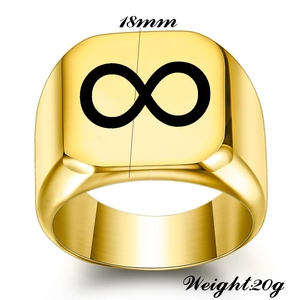Nahaufnahme des 18 mm goldenen Infinity-Siegelrings mit Gewichtsangaben und quadratischer Form