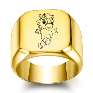 Vue détaillée d'une bague chevalière carrée plaquée or avec motif de zodiaque gravé